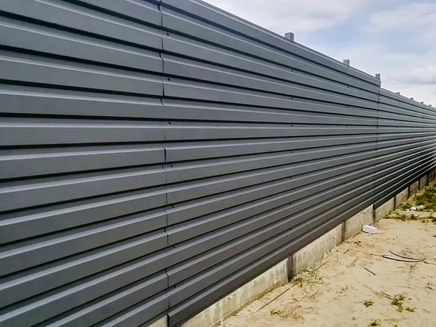 Сплошной забор горизонтальный серый из профлиста на ленточном фундаменте