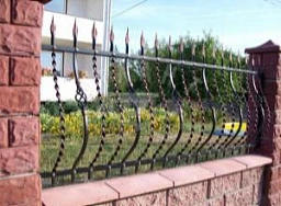 Кованный забор с золотыми пиками